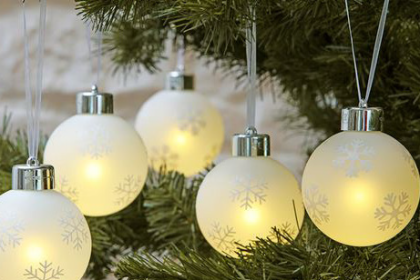 60656814 LED 4 коледни топки ф8см бели с батерии и дистанц.